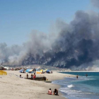 Imagen que muestra las vistas desde la playa del incendio forestal en La Líenea de la Concepción.