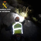 Un agente evoluciona en la roca durante el rescate. G.C.