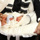 Unos rabinos circuncidan a un niño de seis días en Bruselas.