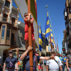 La entrada en la plaza Mayor es toda una demostración de habilidades con la vara y el paño. JESÚS F.S.