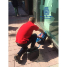 Un agente inspecciona el interior de la mochila. DL