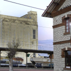 Una vista del silo, desde la estación de ferrocarril sahagunina. ACACIO DÍAZ