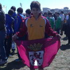 Raúl Celada posa con la bandera de León tras un nuevo éxito.
