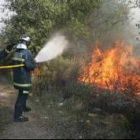 Bomberos de Ponferrada sofocan un incendio forestal, en una fotografía de archivo