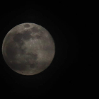 La superluna de marzo lució ayer esplendorosa sobre el cielo de León a pesar de las nubes.