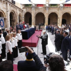 El Orfeón Leonés interpreta el Himno a León al finalizar el pleno ordinario de las Cortes de Castilla y León