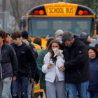 Estudiantes tras ser evacuado el instituto. AP