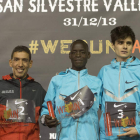Aláiz (d) en el podio de la San Silvestre que tuvo como ganador a Komon y segundo a Lamdassem.