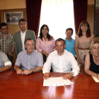 Los representates durante la firma del convenio.