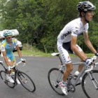 Andy Schleck y Alberto Contador ascendiendo el Col de la Madeleine.