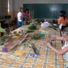 Alumnas realizando tareas con flores dentro del aula