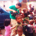 El cineasta paramés Manolo González, grabando su documental en Madagascar.