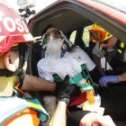 Uno de los heridos figurados recibe la asistencia de las emergencias sanitarias.