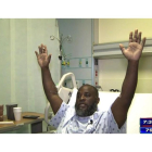 Charles Kinsey, en la cama del hospital, explica el incidente con la policía de Miami.