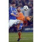 Xabi Alonso puja con Huntelaar por el control del balón.