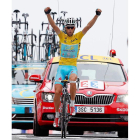 Nibali celebra su victoria tras cruzar la línea de meta.