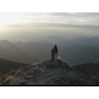 Saúl Ordóñez, en la cima del Pico Catoute, en una imagen sacada del vídeo promocional de '800 Tseras'. DL
