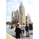 Turistas en la Catedral de León