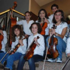 Miembros de la Pequeña Orquesta de Cuerdas, que actuarán el domingo en sesión matinal .