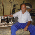 Rey Arenal, enun rincón de la bodega en elque guardaviejos aperosde labranza y rudimentarias máquinas del proceso inicialdel embotellado.