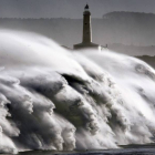 Una ola gisgantesca rompiendo ayer en Santander frete a la isla de Mouro.