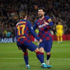 El delantero del FC Barcelona Antoine Griezmann celebra con Leo Messi tras marcar el tercer gol ante el Borussia Dortmund. ALEJANDRO GARCÍA