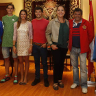 Foto de familia de los representantes de Casa de Asturias en León y los galardonados.