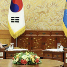 La presidenta surcoreana, Park Geun-Hye, conversa con el político norteamericano.