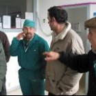 Algunos carniceros y particulares no ocultaban ayer su indignación por la larga espera