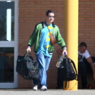 Salida del etarra Antonio Troitiño Arranz de la cárcel de Huelva, en abril del 2011.