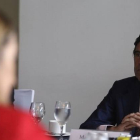 Manuel Manrique, presidente de Sacyr, escucha a la ministra española de Fomento, Ana Pastor (de espaldas), este lunes por la mañana en Panamá.