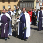 La cofradía del Encuentro de la Pasión, durante la procesión del Domingo de Ramos.