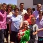La centenaria, en el centro y con la cuelga de su cumpleaños, rodeada de toda su familia