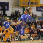Perales intenta un lanzamiento en posición acrobática