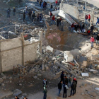 Varios palestinos observan los destrozos del bombardeo israelí de este sábado en Gaza.