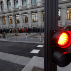 Colas ante el Banco de España para comprar deuda pública española. JAVIER LIZON