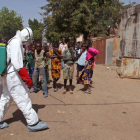 Un trabajador sanitario desinfecta la zona donde había caído un hombre sospechoso de estar afectado por el virus, el pasado día 14, en Bamako.