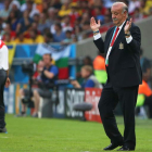 Vicente del Bosque, con gesto de resignación tras una jugada errada por la zaga española. El seleccionador no pudo reconducir al equipo a lo largo del partido.