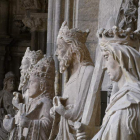 Imagen de algunas de las esculturas que llevan cinco años apeadas en el claustro de la Catedral sin solución.