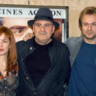 Antón Reixa junto con los actores María Adánez y Tristán Ulloa.