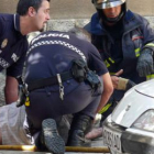 Los agentes de la Policía Local reaniman a la víctima en la primera y vital intervención.