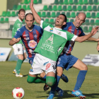 El segoviano Anel comete un claro penalti tras derribar a Roberto Puente.