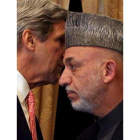 Karzai charla con el senador estadounidense John Kerry.
