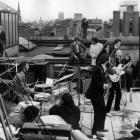 Los Beatles, tocando desde la azotea del 3 de Savile Row.