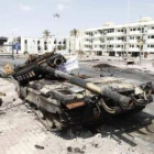 Un tanque destruido y abandonado en la calle Trípoli de Misrata.