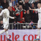 Karim Benzema, derecha, celebra con Özil el tercer gol del equipo madridista.