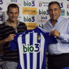 Iván Moreno posa junto a José Fernández Nieto con la camiseta de la Deportiva.