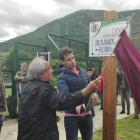 Javier Rubio y Mario Rivas descubren la placa en honor del sindicalista. ARAUJO