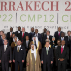 Mandatarios, entre ellos Mariano Rajoy (segundo por la izquierda en la tercera fila), asistentes a la cumbre de Marrakech. DIEGO CRESPO