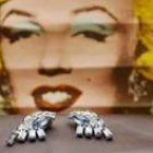 Dos pendientes de Marilyn y un retrato de la acriz obra de Warhol